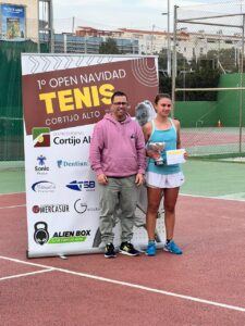 Cristina Granero, exalumna de la escuela, brillante vencedora de 1º Open de tenis Cortijo Alto